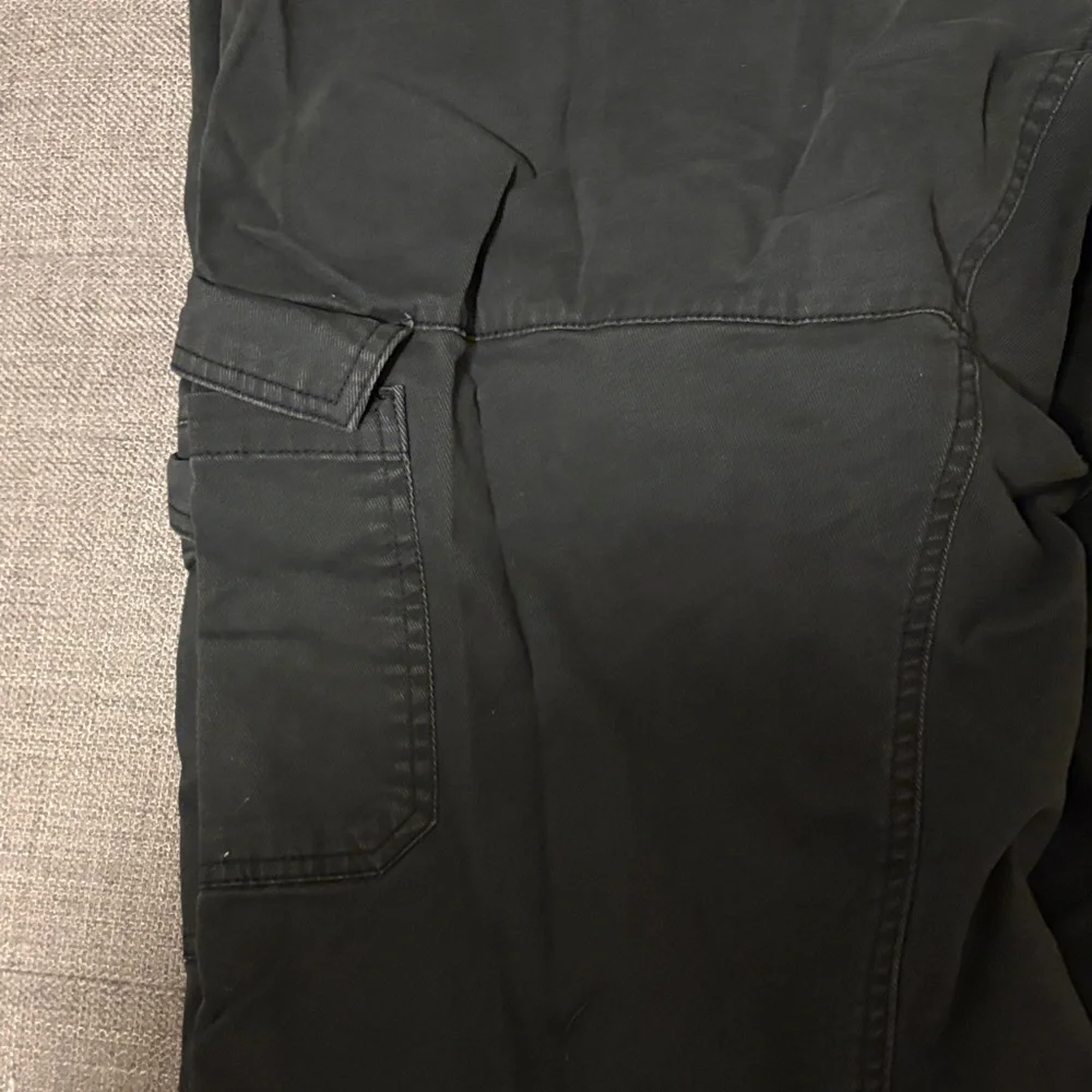 Old Navy Women's Dark Gray Cargo Pants - Picture 4 of 5